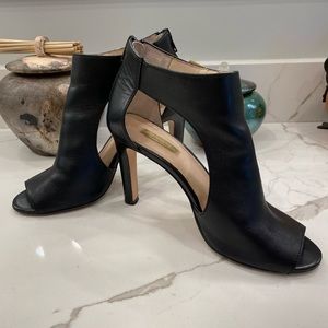 Louise Et Cie black leather open toe bootie, cut out sides, “Olivia” size 8M